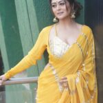 Falaq Naaz Instagram - Bold, beautiful, and ready to conquer! 💪💛 Styled by : @__snehasharma___ Photographer : @munnasphotography Outfit : @muskann_kapadiaa Outfit PR : @juhi_chiraniya @twotap_social Jewellery : @the_jewel_gallery Make-up : @ansarireshma_makeup Hair : @preeti_mehendi_makeup_artist @officialjiocinema @endemolshineind #FalaqNaaz #FalaqForTheWin #BBQueenFalaq #Trending #BiggBossOTT #BiggBoss #womaniya