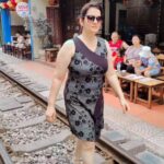 Falguni Rajani Instagram - Akele hai to kya gum hai💪🇻🇳 #trainstreet #hanoi #vietnam #solotraveller #backpackerslife #nomad #couchsurfing #funnyreels #viralreels #viralvideos #reelkarofeelkaro Hanoi Train Street