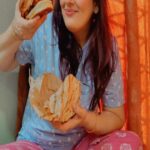 Falguni Rajani Instagram - Satisfy your taste protein burger in town @brgrmeister_in #foodcollab #foodvlog #viralreels #trendingreels