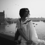 Fatima Sana Shaikh Instagram - फिल्मों को कामयाब बनाने और सितारे पैदा करने के लिए हमें सितारा-शनास निगाहों की ज़रूरत है। - सआदत हसन मंटो . Shot by - @tarunchouhan_ph 🌸 . Outfit - @raw_mango 💐