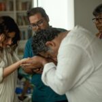 Fatima Sana Shaikh Instagram - Shagun ke 101 rupaye film shuru hone se pehle and what a better day than Saraswati puja. @anuragbasuofficial #metroinndino Was so lucky to have @tarunchouhan_ph to capture these lovely moments. Thanks dost.