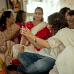 Fatima Sana Shaikh Instagram - Shagun ke 101 rupaye film shuru hone se pehle and what a better day than Saraswati puja. @anuragbasuofficial #metroinndino Was so lucky to have @tarunchouhan_ph to capture these lovely moments. Thanks dost.