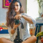 Fatima Sana Shaikh Instagram - Mausam alag, sheher alag, hum bhi alag.. Par, Camera humesha saath main ❤️ happy world photography days doston. #worldphotographyday