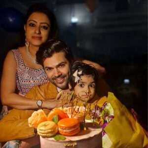 Ganesh Venkatraman Instagram - Samys mind voice - "Mom Dad if u guys r done with ur mushiness, can we please cut the cake fast, that ORANGE MACROON  looks sooooo tempting" 🤣🤣

#funnycaption
#7thweddinganniversary
#7years
#weddinganniversary
#family
#lovelifelaughter