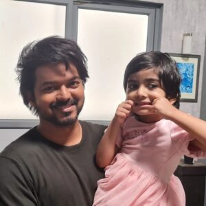 Ganesh Venkatraman Instagram - The biggest #Thalapathy fan in my family is also the youngest... my 3 yr old daughter Samaira 😍

And she was the happiest meeting her favorite #vijay uncle 😊

Thank u Vijay anna for going out of ur way in making each of ur fans feel so special.. no wonder u r the King of everyones hearts❤❤ #enganenjinadhipathy

@prettysunshine28
#thalapathyfan

#thalapathyvijay

#varisupongal‌ 

#varisublockbuster