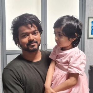 Ganesh Venkatraman Instagram - The biggest #Thalapathy fan in my family is also the youngest... my 3 yr old daughter Samaira 😍

And she was the happiest meeting her favorite #vijay uncle 😊

Thank u Vijay anna for going out of ur way in making each of ur fans feel so special.. no wonder u r the King of everyones hearts❤❤ #enganenjinadhipathy

@prettysunshine28
#thalapathyfan

#thalapathyvijay

#varisupongal‌ 

#varisublockbuster