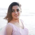 Gayathrie Instagram - B-E-L-L-E✨🌊 Ft. @gayathrieshankar ❤️ Outfit - @revathyjayanbabu Cam Asso - @_jomon_joseph_ Special thanks to @anagha_maria_varghese & @rishdhan_abdul_rasheed ✨❤️ . . . . #beach#nature#beauty#thodathodamalarnthathenna