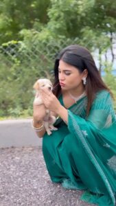 Hamida Khatoon Instagram - I am moved on with this little paw love ❤️

#hamida 
#hamidakhatoon 
#hamidakhatoonofficial 
#réel 
#reelsinstagram 
#reelitfeelit 
#trending 
#paw 
#pawlove 
#animalovers