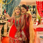 Hiba Nawab Instagram - Dulhaniyan le jaayenge? Good looks good looks and lots of laughter 💋💯