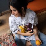 Isha Talwar Instagram - क़त्लेआम 🥭🥭🥭 No Saas, No Bahu, Just Mangoes!!! Shot by @roobaroo_art Wearing @_huemn Hair&Makeup @makeupwali From Pooja Rohira’a team for hair @mamta_singh06 #एकसुबह 🌻