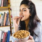 Ishita Dutta Instagram - A handful of natural almonds are an essential part of my daily diet. They help promote skin health and can enhance your skin's glow. I am snacking on almonds right now, what about you? #StayBeautifulWithAlmonds #almonds #paidpartnership #collab