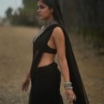 Ishita Dutta Instagram - There’s no smoke without 🔥. Feeling 🔥-y. To understand the caption please contact @ihebahp Styled by: @styleitupbyaashna Shot by: @vinaylolam_ Outfit: @kaliclothingsco Jewellery: @fashionjewellery_21 Hair & Makeup: @makeup_by_neha_ansari