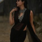 Ishita Dutta Instagram - There’s no smoke without 🔥. Feeling 🔥-y. To understand the caption please contact @ihebahp Styled by: @styleitupbyaashna Shot by: @vinaylolam_ Outfit: @kaliclothingsco Jewellery: @fashionjewellery_21 Hair & Makeup: @makeup_by_neha_ansari
