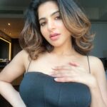 Iswarya Menon Instagram - Hey hey hey!!! Did you miss me ??? Been a week , so just Checking up on you 💋♥️