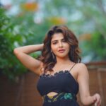 Iswarya Menon Instagram - Hey hey heyyyyyyyyy 💋💋💋 . Stylist- @saranya_raov 📷 @gold_chintu Outfit: @kaastaanbydivaajain Styling assistant- @_anok_ok