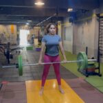 Jacqueline Fernandas Instagram - You are so much stronger than you think! 🏋️‍♀️ @editfitness #gym #weightlifting #deadlift #happyplace #edit #selflove #selfmotivation #squats #gettingstronger #beyourself #gymreels Edit Hybrid Fitness