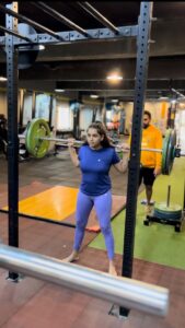 Jacqueline Fernandas Instagram - Squats | 52 KG 🏋️‍♀️ | 5 x 5
@editfitness 

#fitness #mondaymotivation #loveyourself