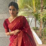 Janani Iyer Instagram - அனைவருக்கும் இனிய தமிழ் புத்தாண்டு நல் வாழ்த்துக்கள்.🎉 Saree- @thepallushop Photographer- @sathyaphotography3 Jewellery- @shopanicha @kattam.in Hair and draping: @nive_mehendi_makeup_artist Blouse: @thugil_designs