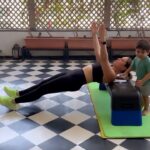 Kareena Kapoor Instagram - Working out with my best workout buddy 🤭😍💪🏼♥️ #MomLife #MidweekBalance #TheCrew #Reels #Workout @maheshfitnessclub