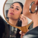 Kareena Kapoor Instagram - Good looks... good looks... anddd... good looks... 💁🏻‍♀️ Ok bye ♥️♥️ 📸: @yiannitsapatori