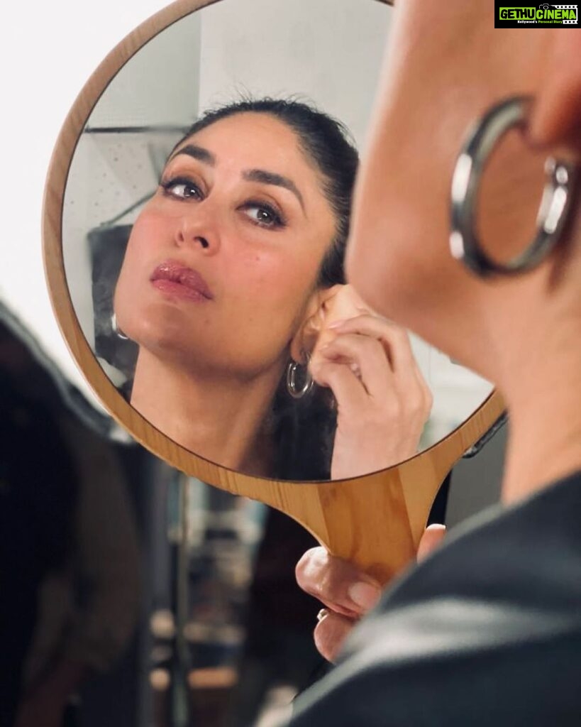 Kareena Kapoor Instagram - Good looks... good looks... anddd... good looks... 💁🏻‍♀️ Ok bye ♥️♥️ 📸: @yiannitsapatori