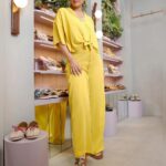 Kareena Kapoor Instagram - Time to shop!! Let’s goo….💁🏻‍♀️⏰🛍️👡 📍@fizzygoblet Khar, Mumbai Shop my Summer favourites from the new collection. Check out the link in bio. #partnercollaboration Fizzy Goblet