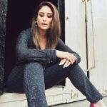 Kareena Kapoor Instagram - Today's mood? Sitting or standing... be posey anyway 💁🏻‍♀️😎🖤✨ #DaburVitaWhatWomenWant @mirchiplus