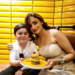 Madirakshi Mundle Instagram - Loved ! the Burgiir. Wish you a hit restaurant and lots of Burgiirs Super cutest @abdu_rozik @burgiir_official #swagatnhikarogehumara