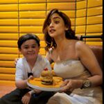 Madirakshi Mundle Instagram - Loved ! the Burgiir. Wish you a hit restaurant and lots of Burgiirs Super cutest @abdu_rozik @burgiir_official #swagatnhikarogehumara