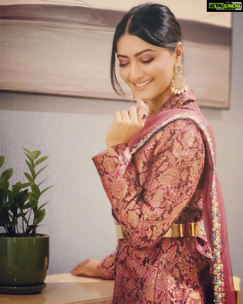 Mamta Mohandas Instagram - Let a SMILE be the primer you use before makeup. Always. Designed & Styled for the opening of a jewelry store in Pattambi by @renjurenjimar with @ancys_ethnic_shop Draped by @surya_ishaan Hair & 📸 by @sudhiar.hairandmakeup (Yeah we swear by his #samsungs22ultra .. the pictures are #legit 📱👌) #photography #sareelove #saree #sareefashion #fashion #stylish #unique #energy #pose #smile Hyatt Regency Thrissur