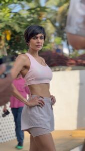 Mandira Bedi Instagram - I love what I get to do! So grateful ❤️❣️ 
Stay tuned! #bts #favouritebrand @kartikshah190189 @vasudhagroverr @jui_themakeupartist @kishh.t @portraitsbybalvindersingh