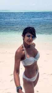 Mandira Bedi Instagram - This holiday has been nothing short of spectacular 🌊🏝️❤️🙏🏽Thank you Maldives for the beautiful blue ocean and  gorgeous white sand. Thank you @signaturecollectionathideaway for leaving no stone (shell!) unturned, in giving us the best holiday ever ❤️🙏🏽❣️🧿🌊
.
.

#SignatureCollectionatHideaway
#SignatureCollectionMaldives
#SignatureExperiences
@signaturecollectionmaldives 
@rupalidean @directedbysid