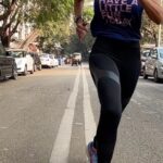 Mandira Bedi Instagram - I feel #glorious to be running again..!! 👊🏽#windsprints #stepups #wallsit #walkinglunges and a killer calorie burn.. 🔥 I love #runninghappy @brooksrunningindia @kartikshah190189 👊🏽❣️
