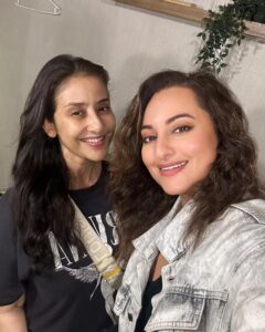 Manisha Koirala Instagram - Enjoyed working with @aslisona she truly is gold!! I absolutely love her temperament..sweet n chill !!