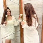 Meera Deosthale Instagram - Dekho …. 🐊… pyaar se 😬