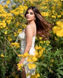 Miesha Saakshi Iyer Instagram - Andhi Vaanam Araikkum Manjal 🌻

Outfit @a.la.modebyakanksha 
📸 @swagatsharmaphotography