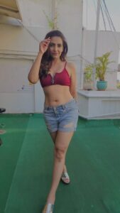 Navina Bole Instagram - Sab Gazab!!😎🧚‍♀️🌟🩷🥂

Reel shot and edited by my favorite @ankushhbhatt 😍🌟

#reelsinstagram #reeloftheday #reels #reelofinstagram #reeloftheday #reelitfeelit #instareelsindia❤️ #instareels #sabgazab #thissongisavibe #trendingsong #trendingreels #explorepage #navinabole #newreels #new #hotshorts #bustier #feelingsexy #walkingthewalk #attitude #swag #onset #terrace #whenworkisfun #lovemyjob #weekendvibes #saturday #positivevibes