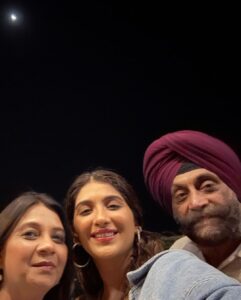 Nimrit Kaur Ahluwalia Instagram - flexin’ in @_huemn on a starry breezy night for mum’s beeday 🌙 🌠