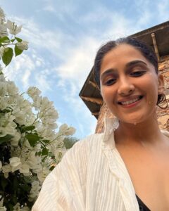 Nimrit Kaur Ahluwalia Instagram - // all things I love 
💧 ☀️ 🌿 🌸 📖 🏊🏼‍♀️ 
#mumsbirthdaygetaway
#nofilter