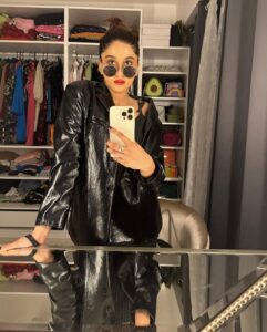 Nimrit Kaur Ahluwalia Instagram - weekend dump 🖤 
ft. Lokhandwala Gangsters 💣