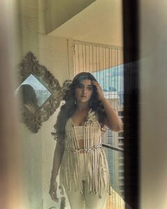 Nimrit Kaur Ahluwalia Instagram - A big thank you for all the love 🫶🏼
#zihaalemiskin 
#trendingallover 

@javedmohsin_official @shreyaghoshal @vishalmishraofficial @rohittt_09_  @kunaalvermaa @vyrloriginals @dhruwal.patel @jigarmulani @the2studios 

Styled By: @natashaabothra 
With: @mausmi_mitra_ @_alishamistry_
Intern:  @viiddz
Outfit: @ahummingway @ahummingwayatelier
Rings & Bangles:  @diora.india
Shoes: @augusthaofficial 
MakeUp By: @amitrajput_mua 
Hair By: @poojadas679