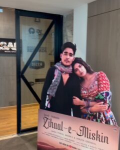 Nimrit Kaur Ahluwalia Instagram - A big thank you for all the love 🫶🏼
#zihaalemiskin 
#trendingallover 

@javedmohsin_official @shreyaghoshal @vishalmishraofficial @rohittt_09_  @kunaalvermaa @vyrloriginals @dhruwal.patel @jigarmulani @the2studios 

Styled By: @natashaabothra 
With: @mausmi_mitra_ @_alishamistry_
Intern:  @viiddz
Outfit: @ahummingway @ahummingwayatelier
Rings & Bangles:  @diora.india
Shoes: @augusthaofficial 
MakeUp By: @amitrajput_mua 
Hair By: @poojadas679