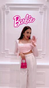 Nitibha Kaul Instagram - Friday night with the barbies at the lovely @aura.claridges 💕

Top @miakee.official 
Pants @zara 
Earrings @amamajewels 
Bag @jacquemus 

#Barbie #PinkOutfits #BarbieStyle #IndianBarbie #Barbiecore