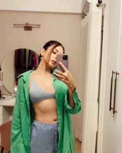 Nitibha Kaul Instagram - About last night 💚💙

Outfit @zara 
Bag @newbottega 

#OOTD #WhatIWore #FitCheck #CasualFashion #RelaxedFit