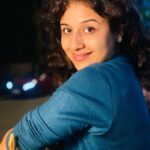 Paridhi Sharma Instagram - रूह देखी है? कभी रूह को महसूस किया है? जागते जीते हुए दूधिया कोहरे से लिपट कर साँस लेते हुए उस कोहरे को महसूस किया है? या शिकारे में किसी झील पे जब रात बसर हो और पानी के छपाकों में बजा करती हैं टुल्लियाँ सुबकियाँ लेती हवाओं के भी बैन सुने हैं? चौदहवीं-रात के बर्फ़ाब से इक चाँद को जब ढेर से साए पकड़ने के लिए भागते हैं तुम ने साहिल पे खड़े गिरजे की दीवार से लग कर अपनी गहनाती हुई कोख को महसूस किया है? जिस्म सौ बार जले तब भी वही मिट्टी है रूह इक बार जलेगी तो वो कुंदन होगी रूह देखी है, कभी रूह को महसूस किया है? #Gulzar #poem #ruh #inthemoonlightclick #smile #pristine #actress