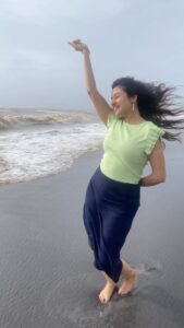 Paridhi Sharma Instagram - Saat samandar😊 #freestyledancing #samandar #dance #nature #feelgood #water #lover
