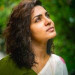 Parvathy Instagram - 🤍 My brother clicked a few photos of me in 2019. It was Onam. I remember it was one of the darkest periods of my life. Just over an hour before these photos were taken, I wasn’t sure if I would be able to survive the kind of pain I was in. I truly saw no light. No, I thought I saw no light. I had my people. They led me ahead with their kindness when I couldn’t move. I was in excruciating pain but I smiled, I looked up at the sky.. I moved. For a second there, I remembered how lucky I am to be here. I love these photos @aumichrome Thank you for being there ♥️🤗