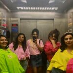 Parvathy Instagram - 💃🏽 a long awaited reunion! We dressed up to go watch Barbie, yes. We also made sure we didn’t, for Oppenheimer (the last video😂) JUST made it in time for the morning show!