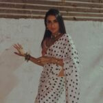 Pavitra Punia Instagram – Night life to hai nhe meri par night shoot yea ✅ 

#pavitraapuniya #saree #fashion #style #fashionstyle