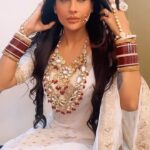 Pavitra Punia Instagram - Eid Mubarak 🌙 My team Make up @neelsannaresh Hair @hairstylist.julie #pavitraapuniya #fashion #style #glam but sundar 🤩 aur susheel bhi 🫶🏻